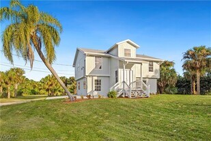 260 13th St SW in Naples, FL - Building Photo