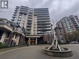 175 W 1st St in North Vancouver, BC - Building Photo