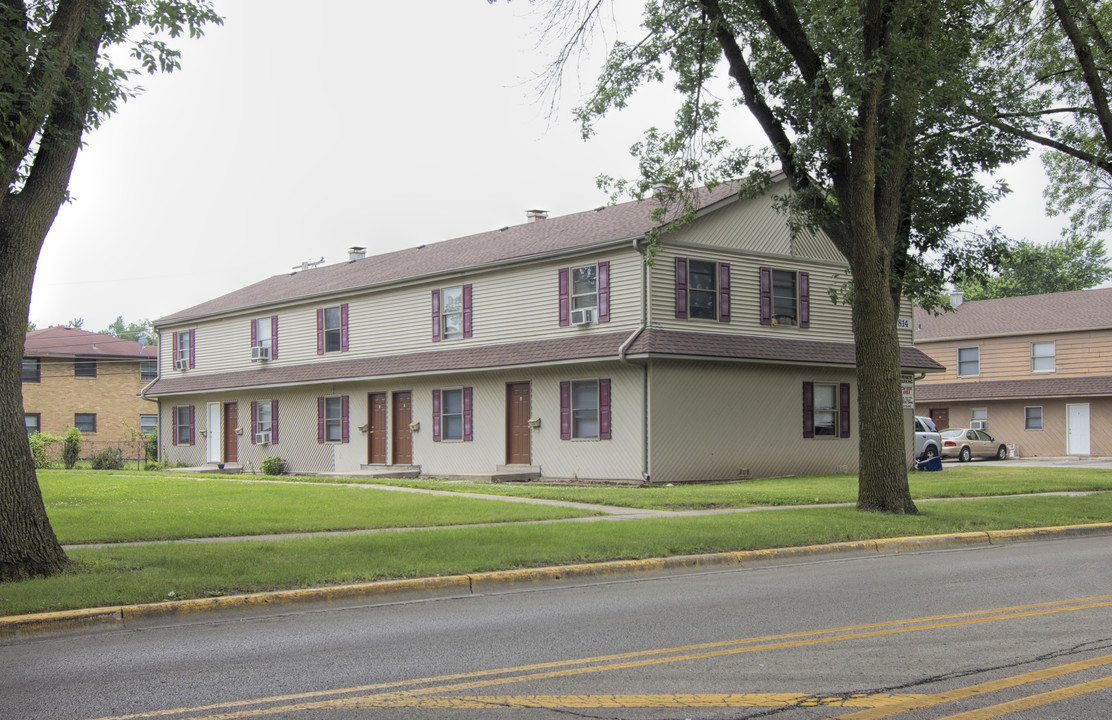 814 W Hillcrest Dr in Dekalb, IL - Building Photo