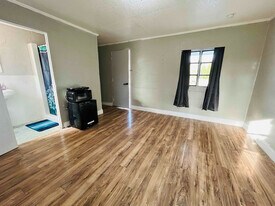 553597 US-1, Unit 8 in Hilliard, FL - Building Photo