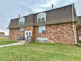 1450 Meadowview Dr in Marion, IA - Building Photo