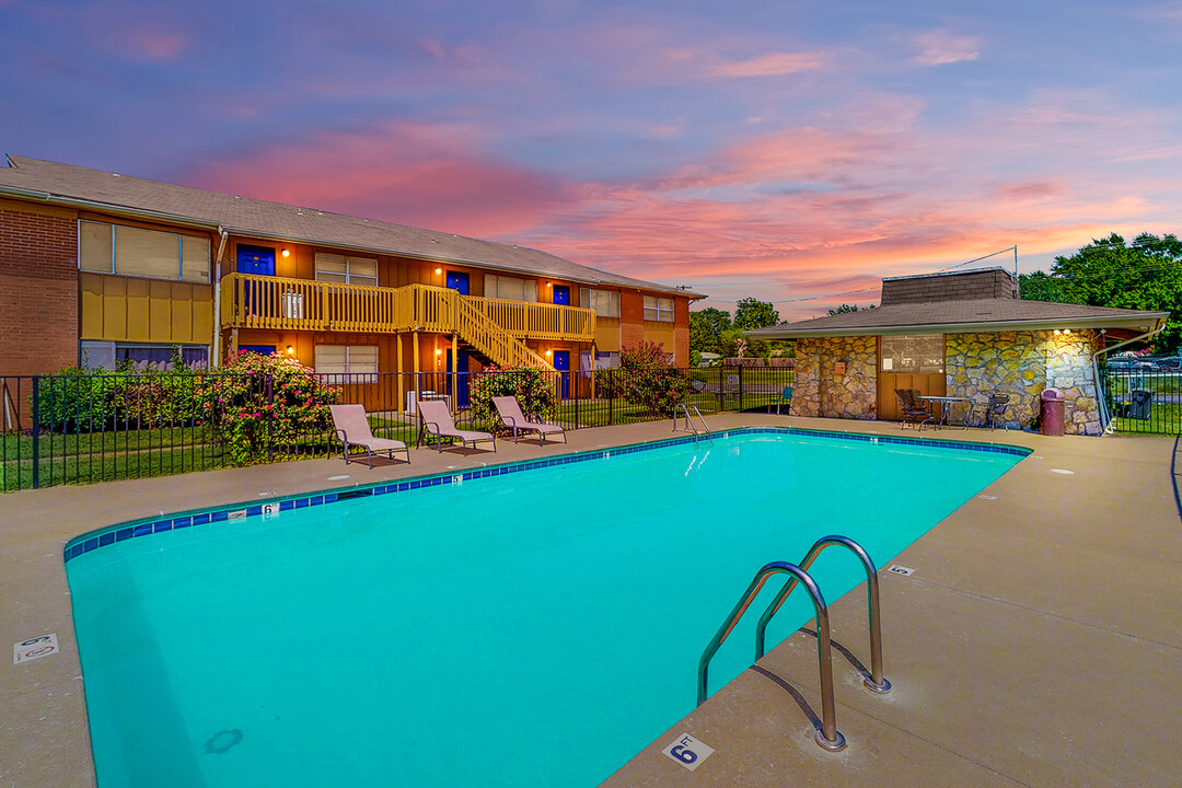 Meadowbrook Apartments in Tulsa, OK - Building Photo