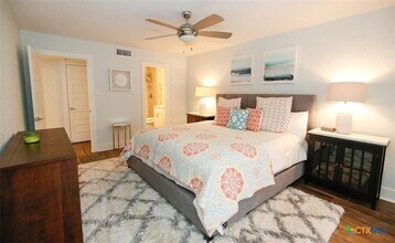 104 Cove E, Unit 107 in Horseshoe Bay, TX - Foto de edificio - Building Photo