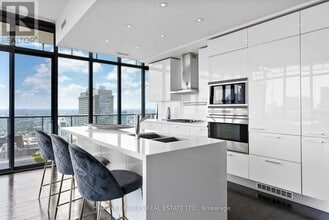 33 Charles St E in Toronto, ON - Building Photo - Building Photo