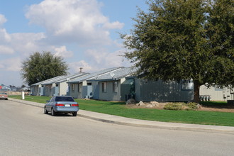 Sandlewood One Apartments in Delano, CA - Foto de edificio - Building Photo