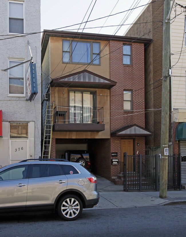 374 Summit Ave in Jersey City, NJ - Foto de edificio - Building Photo