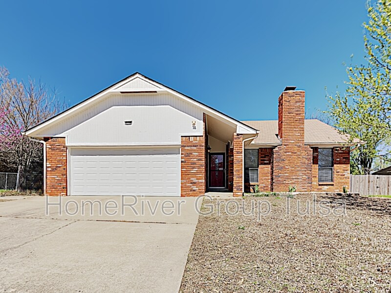 11105 E 98th St N in Owasso, OK - Building Photo