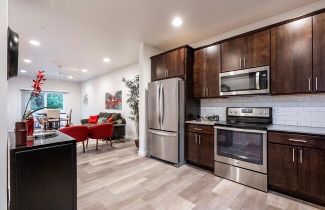 property at 911 N 17th Ave