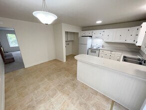 1723 Dawn Dr in Klamath Falls, OR - Building Photo - Building Photo