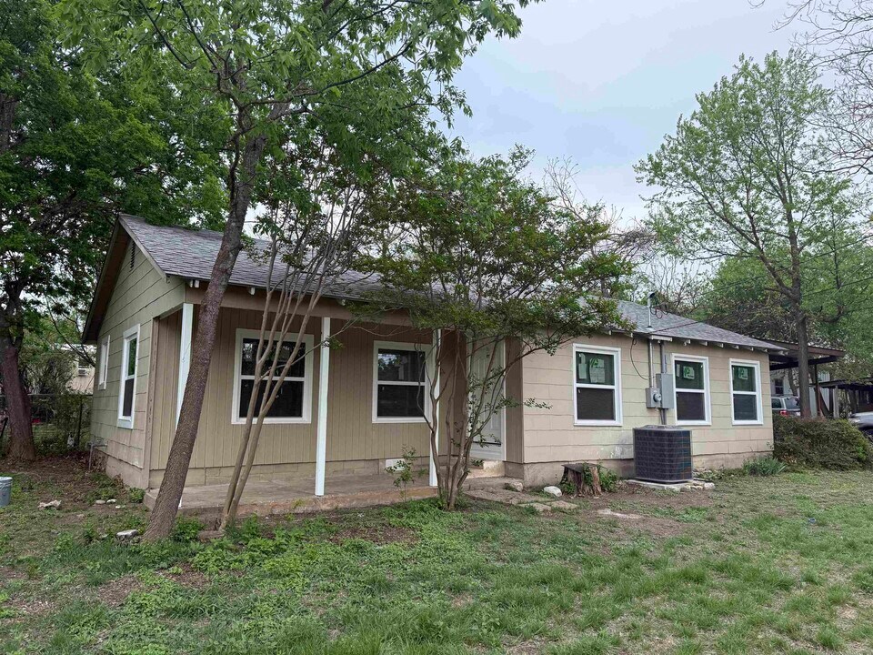 801 Northington St in Burnet, TX - Building Photo