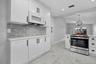 8085 SE Villa Cir in Hobe Sound, FL - Building Photo - Building Photo