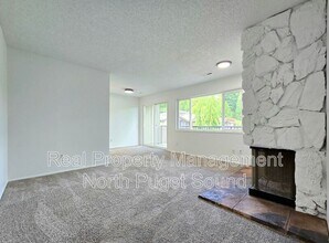 9517 NE 180th St in Bothell, WA - Foto de edificio - Building Photo
