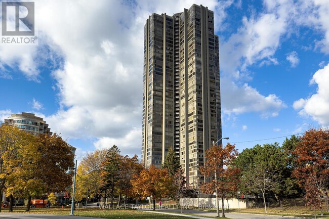 2045-2045 Lake Shore Blvd W in Toronto, ON - Building Photo - Building Photo