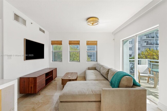 1040 10th St in Miami Beach, FL - Building Photo - Building Photo