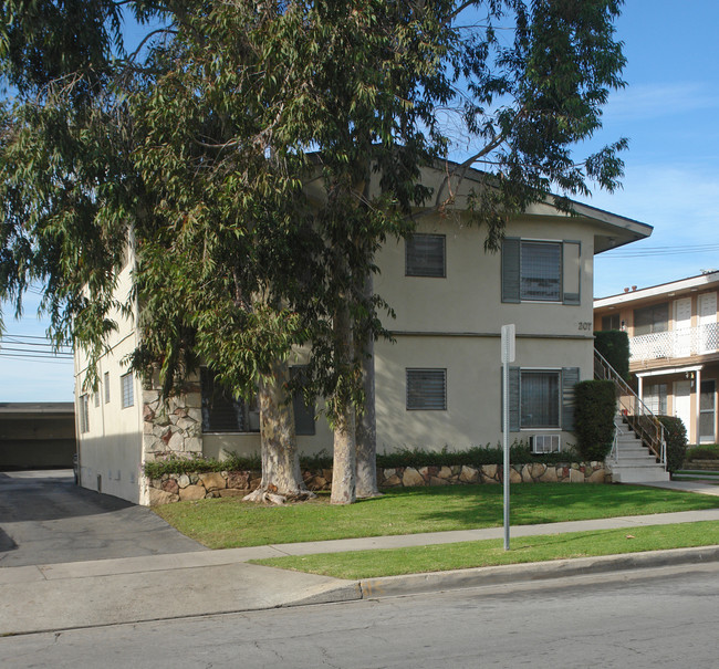 207-211 1/2 N Grandview Ave in Covina, CA - Building Photo - Building Photo