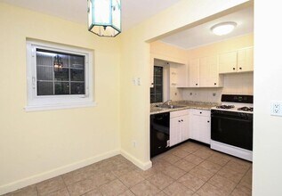 28 Saint Paul St, Unit 2 in Brookline, MA - Foto de edificio - Building Photo