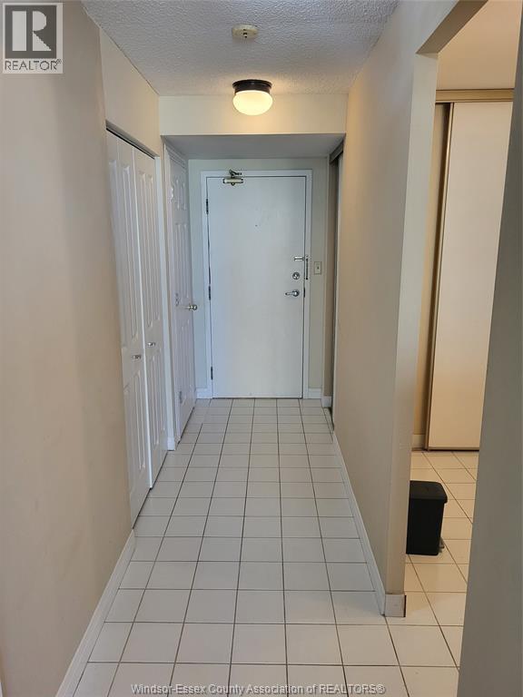 75 Riverside Dr E in Windsor, ON - Foto de edificio - Building Photo