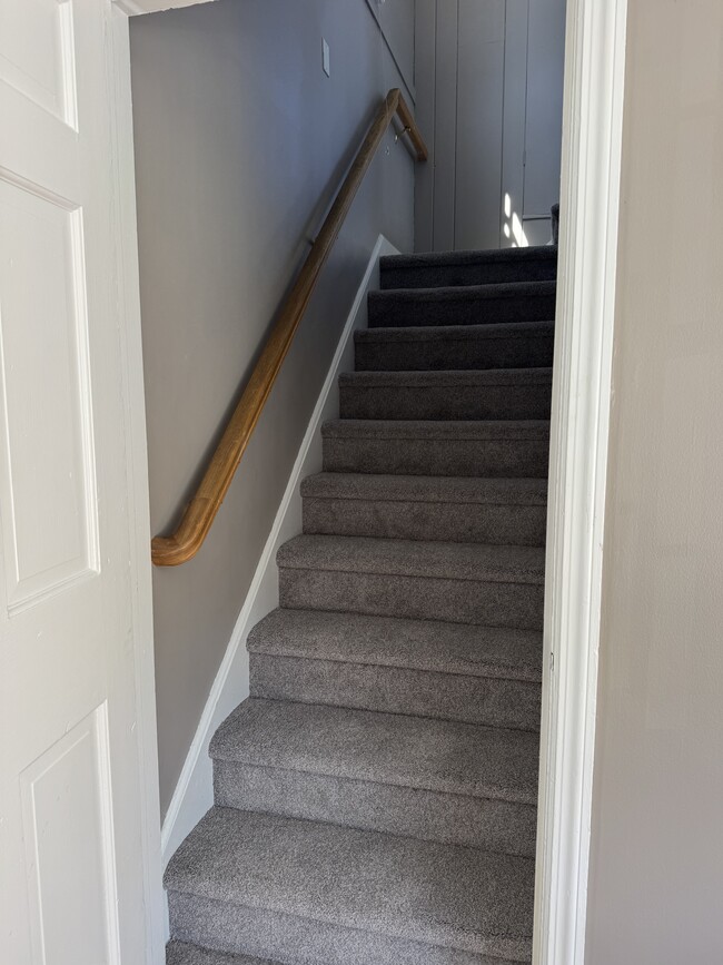 1640 Whitney Ave, Unit 2nd Floor in Hamden, CT - Building Photo - Building Photo