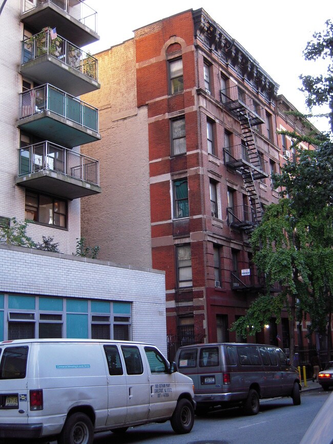 358 W 51st St in New York, NY - Building Photo - Building Photo