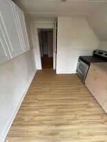 75 1/2 Kinsley St, Unit APT C Studio in Nashua, NH - Building Photo