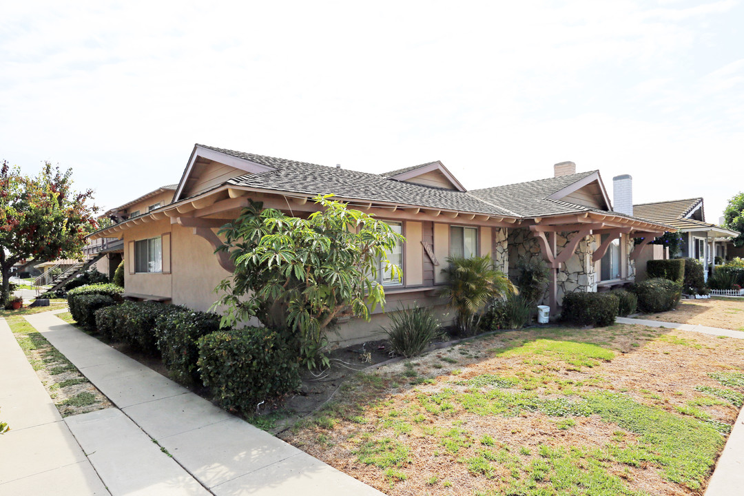 16642 Bartlett Ln in Huntington Beach, CA - Building Photo