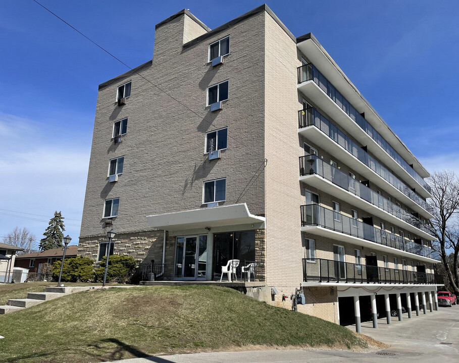 North Park Terrace in Brantford, ON - Building Photo