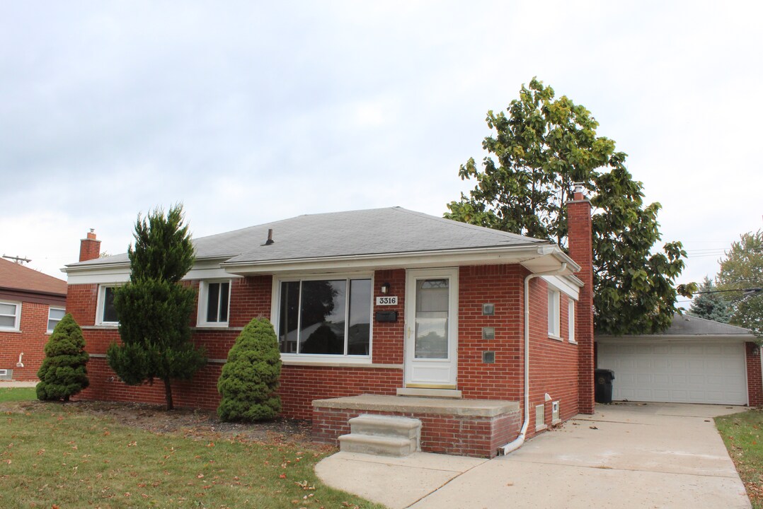 3316 N Lynn Ct in Trenton, MI - Building Photo