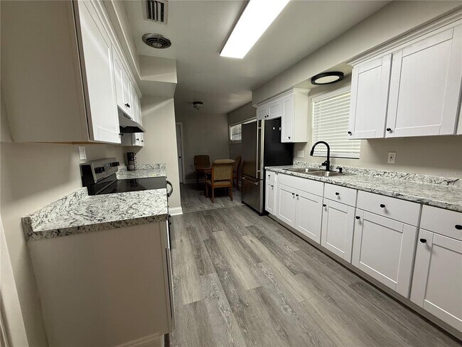 3002 W Marlin Ave in Tampa, FL - Building Photo - Building Photo