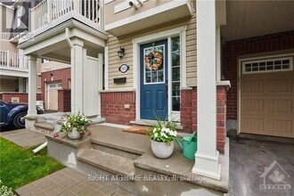593 Foxlight Cir in Ottawa, ON - Building Photo - Building Photo