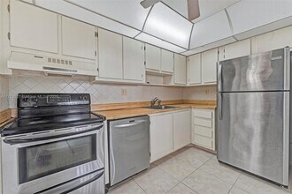 6301 N University Dr in Tamarac, FL - Foto de edificio - Building Photo