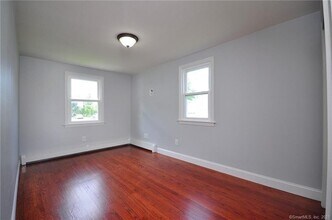 135 Connecticut Ave, Unit Floor 1 in New Britain, CT - Foto de edificio - Building Photo