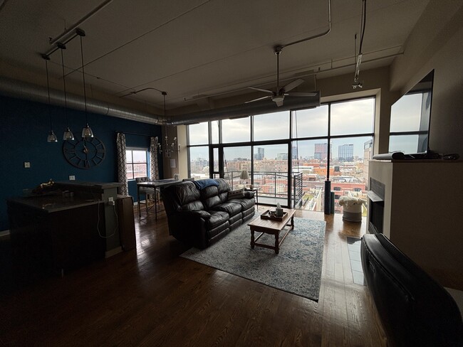 1224 W Van Buren St, Unit Apt 713 in Chicago, IL - Foto de edificio - Building Photo