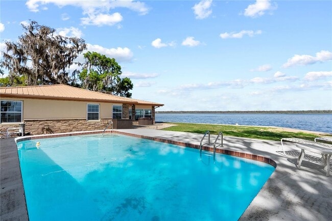 830 CR 457 in Lake Panasoffkee, FL - Building Photo - Building Photo