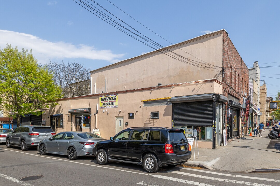 1602 Wyckoff Ave in Flushing, NY - Foto de edificio