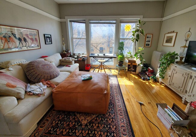 2068 W Hutchinson St in Chicago, IL - Building Photo - Building Photo