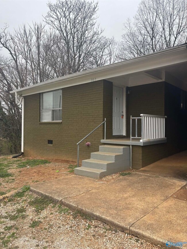 property at 907 Stevens Ct NE