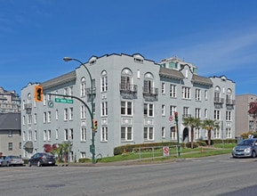 Willingdon Lodge in Vancouver, BC - Building Photo - Building Photo