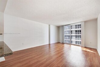 1756 N Bayshore Dr, Unit 38F in Miami, FL - Building Photo - Building Photo
