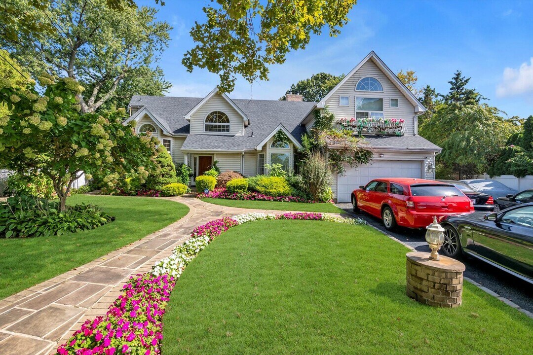 12 Gold Cir in Malverne, NY - Building Photo