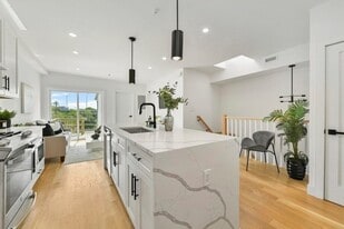 142 Chelsea St, Unit #1 in Boston, MA - Building Photo