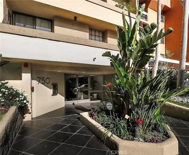 750 Kings Rd, Unit 325 in Los Angeles, CA - Building Photo - Building Photo