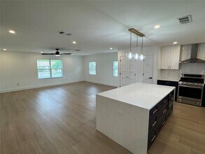 5805 N Hampton Dr in Austin, TX - Building Photo - Building Photo