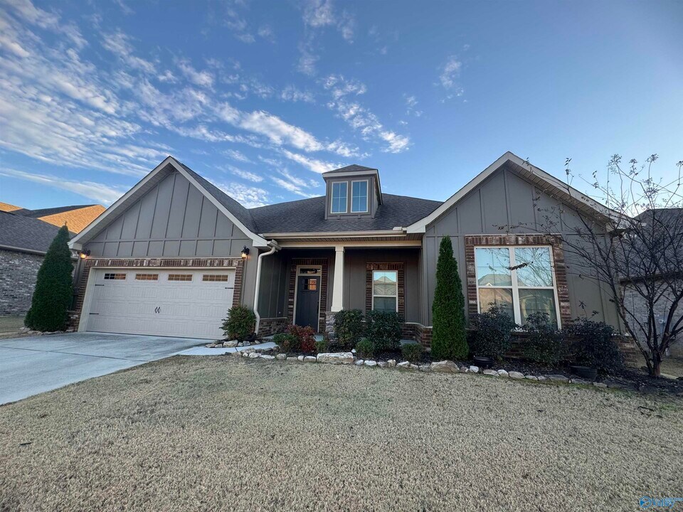 5006 River Birch Ln in Owens Cross Roads, AL - Building Photo