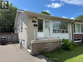 1560 Sandgate Crescent in Mississauga, ON - Building Photo