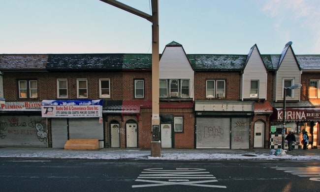 126-15 Jamaica Ave in Jamaica, NY - Foto de edificio - Building Photo