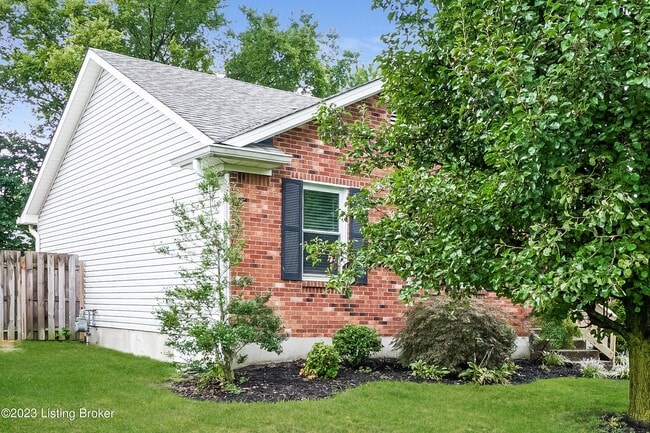 8320 Silver Fox Rd in Louisville, KY - Building Photo - Building Photo