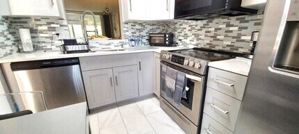 6865 Huntington Ln in Delray Beach, FL - Building Photo - Building Photo