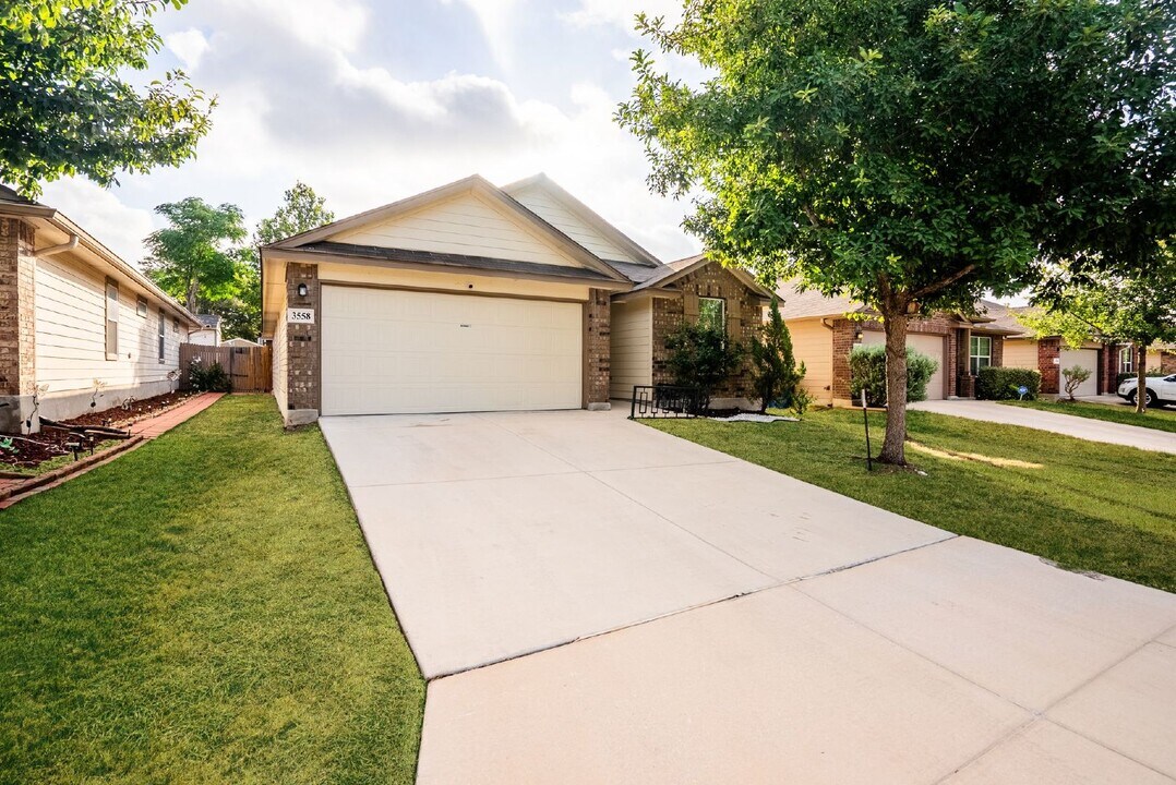3558 Glacier Lake in San Antonio, TX - Building Photo
