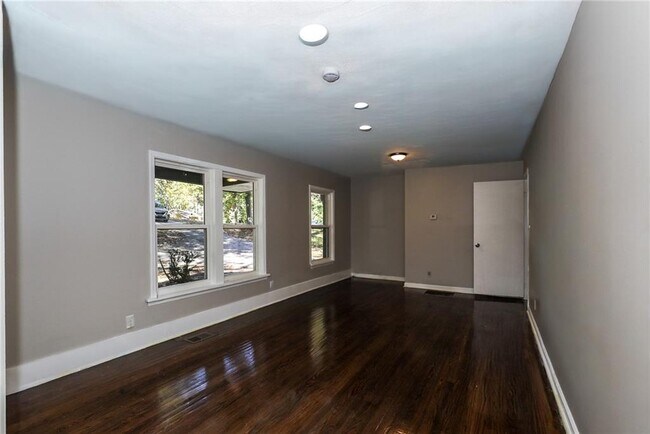 5425 Skyview Dr SW in Atlanta, GA - Building Photo - Building Photo