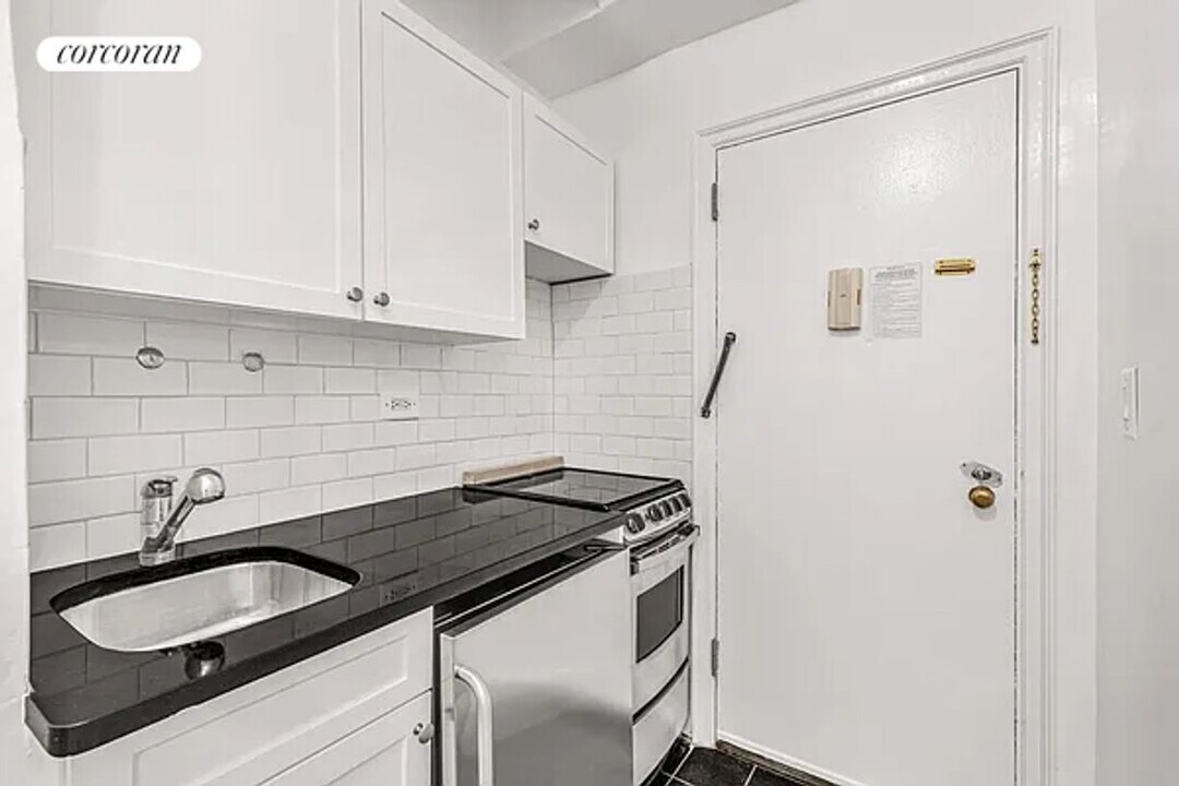 310 E 44th St in New York, NY - Building Photo